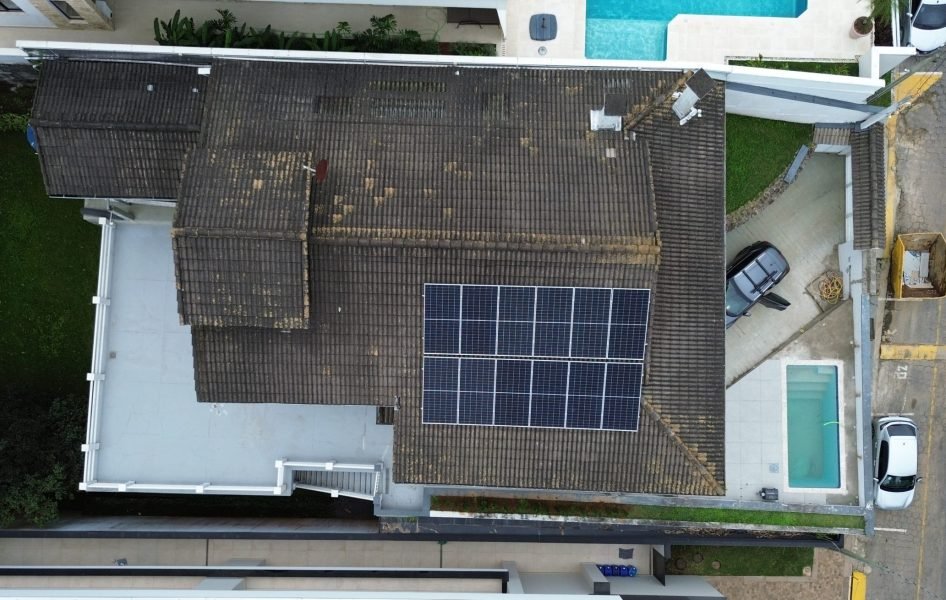 Sistema fotovoltaico de 6,6 kWp em Ubatuba · SP