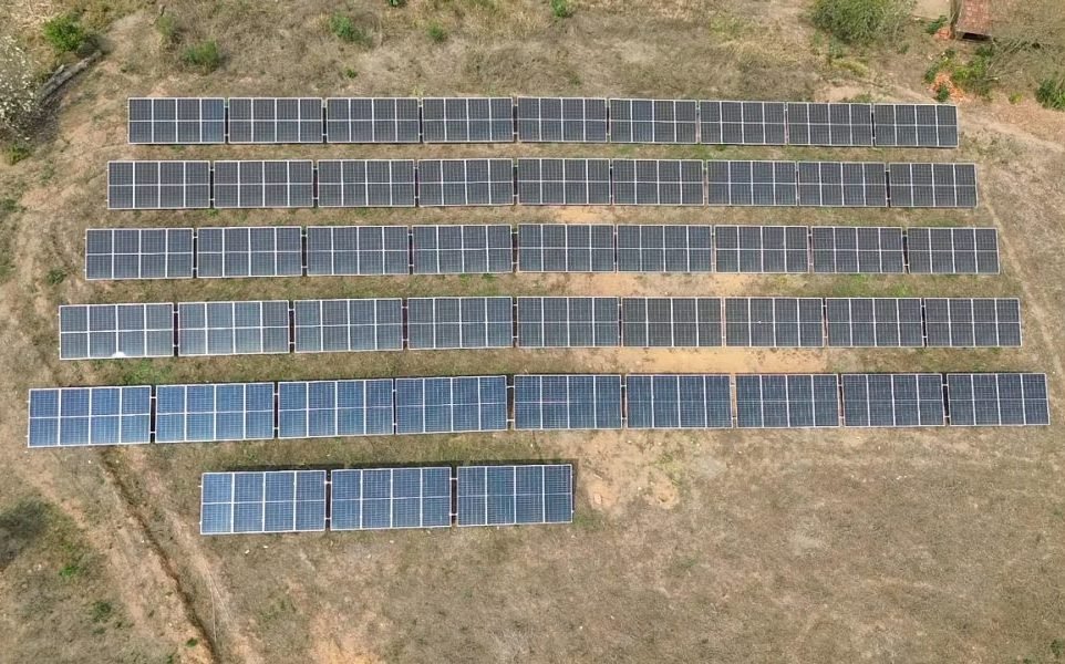 Sistema fotovoltaico de 105,6 kWp em Poços de Caldas · MG